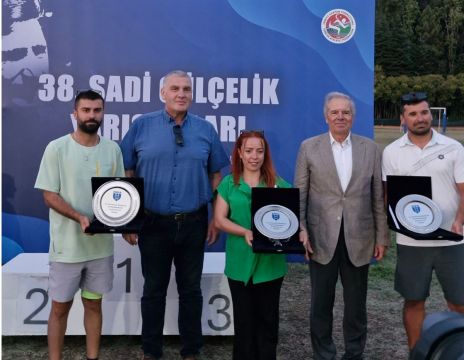 38. Sadi Gülçelik Yarışmalarında Gaziantep'e Plaket Takdim edildi.